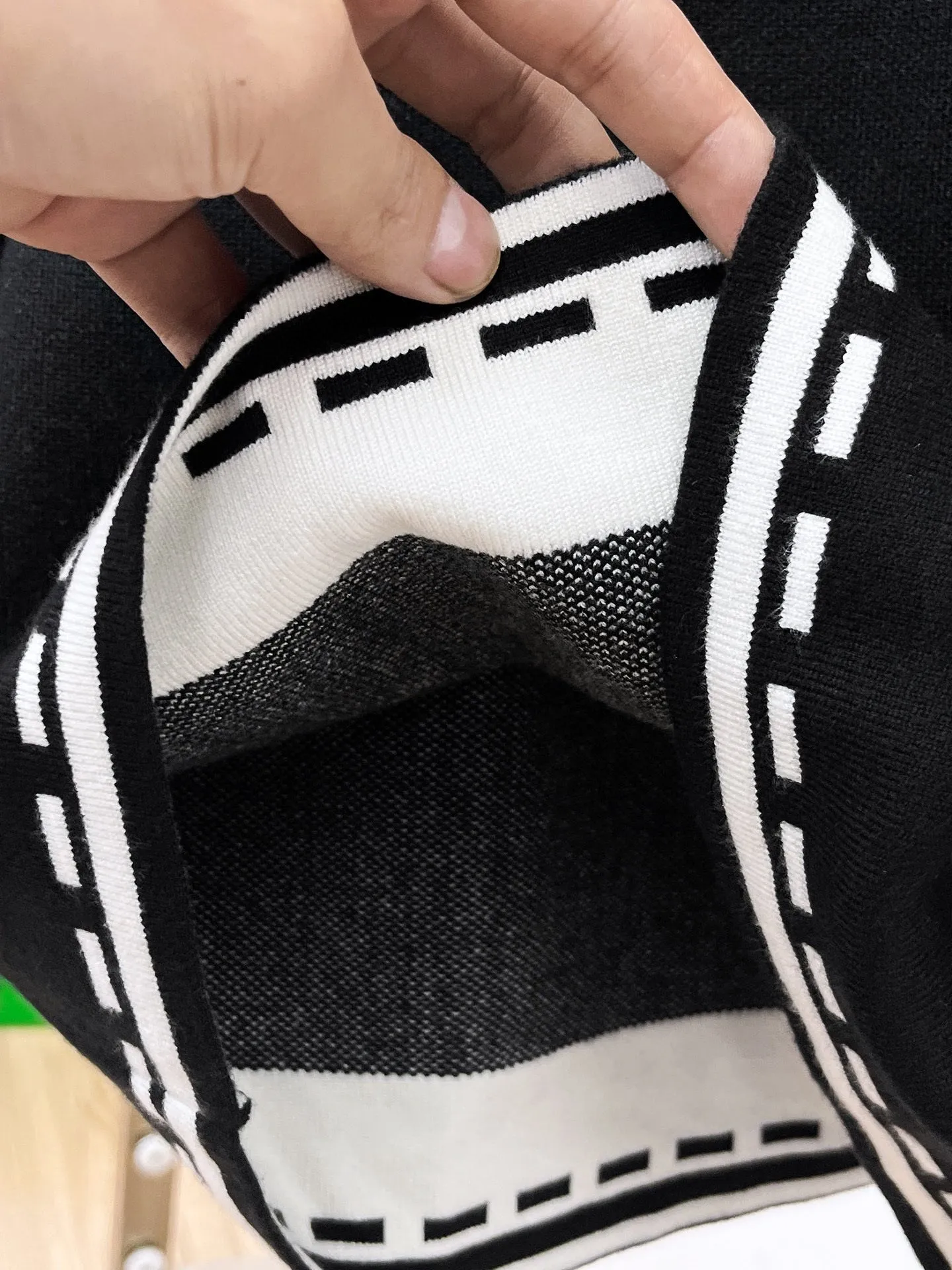 🅿️440 LV 2025ss new wool blended round neck long sleeve sweater cardigan bottoming shirt, high-end version! The custom-made fabrics at the counter are highly breathable and comfortable, with impeccable details and brand element design concepts, reflecting high quality. It feels delicate and soft! It presents a casual cut and the upper body shape is great! 🐉Code size: M-3XL